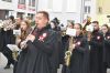 Orkistra i mażoretki prowadzą pochód